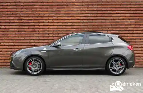 Alfa Romeo Giulietta Quadrifoglio 2012