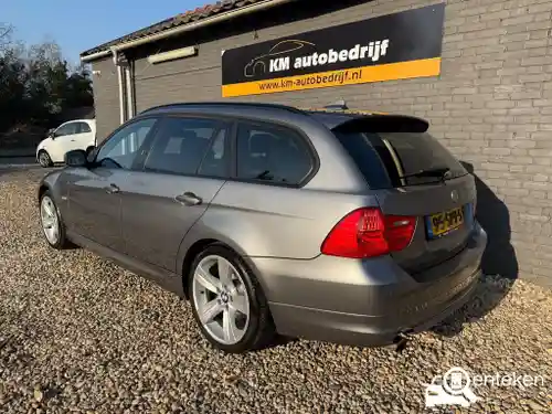 BMW 318i Touring 2011