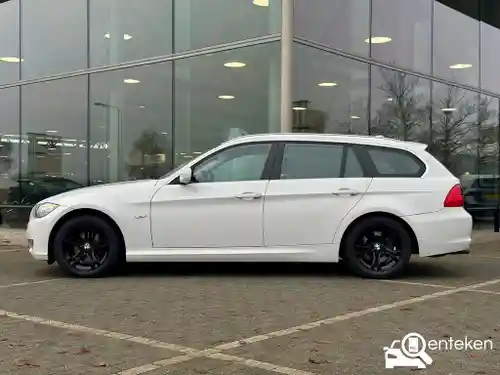 BMW 318i Touring 2011