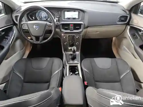 Volvo V40 T2 2015