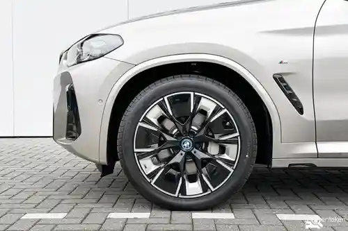 BMW iX3 2025