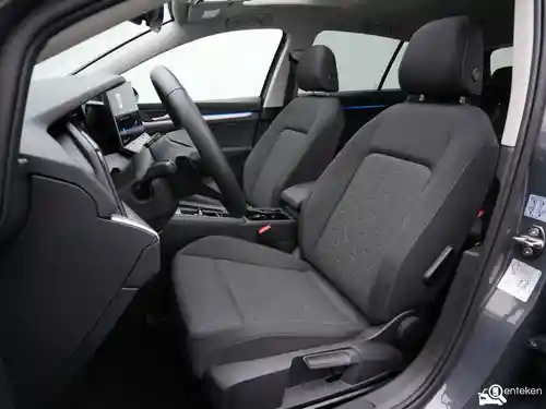 VW Golf 1.5 eHybrid 2025