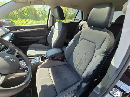 VW Golf 1.5 eHybrid 2025