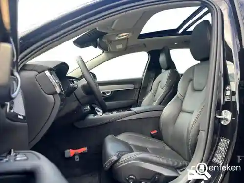 Volvo V90 T8 2025