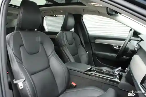 Volvo V90 T8 2025