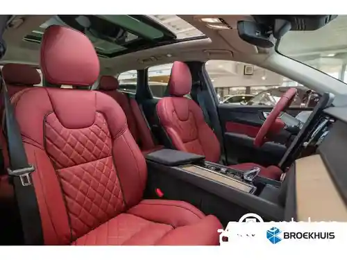 Volvo XC60 Plug-in Hybrid T8 2025