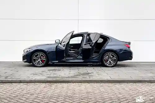 BMW 330e 2025