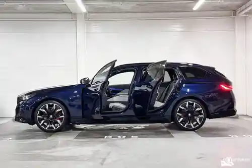 BMW 550e Touring 2025