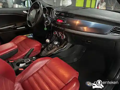 Alfa Romeo Giulietta Quadrifoglio 2011
