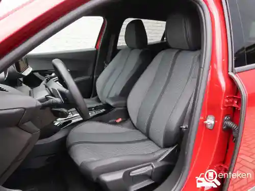 Peugeot 2008 1.2 Hybrid 136 2025