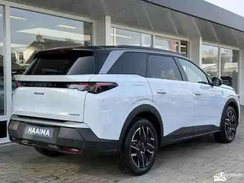Peugeot 5008 1.2 HYBRID 136 2025