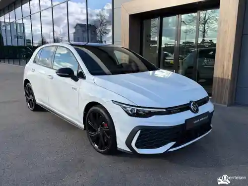 VW Golf 1.5 eHybrid 2025