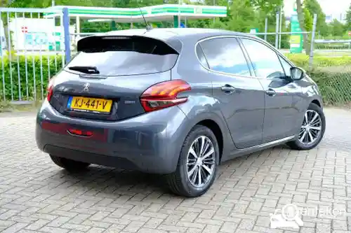 Peugeot 208 1.6 BlueHDi 100 2016