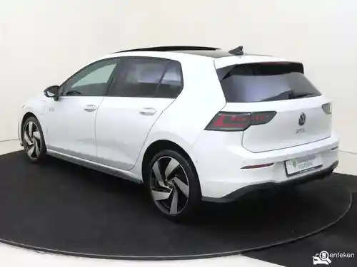 VW Golf GTE 2025