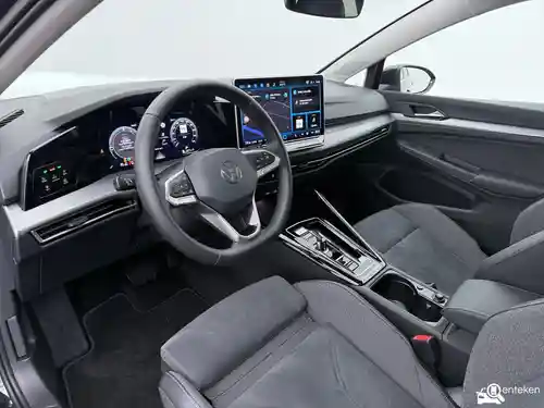 VW Golf 1.5 eHybrid 2025