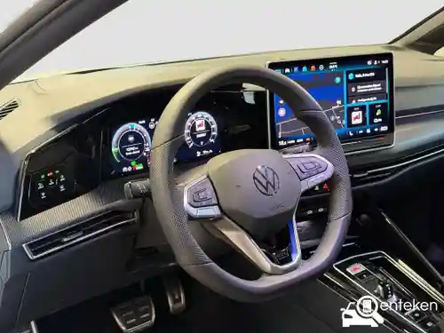 VW Golf 1.5 eHybrid 2025