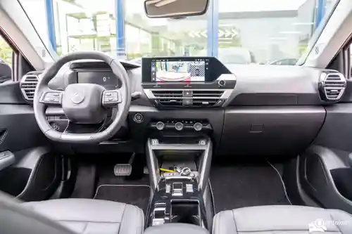 Citroen C4 Hybrid 136 2025