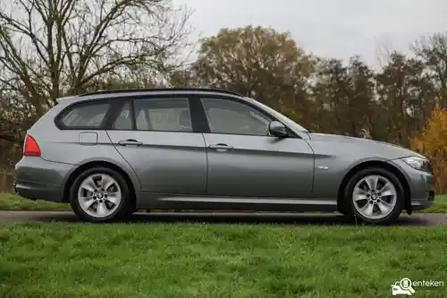 BMW 318i Touring 2011