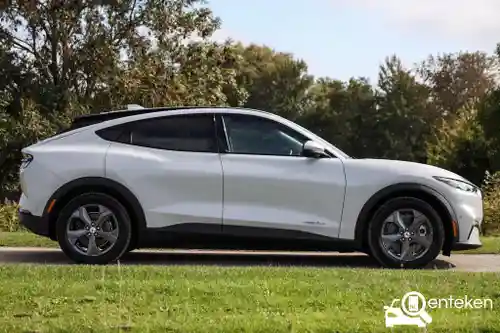 Ford Mustang Mach-E Standard Range 2021