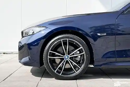 BMW 330e Touring 2023