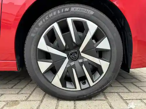 Peugeot 208 1.2 PureTech 100 2024